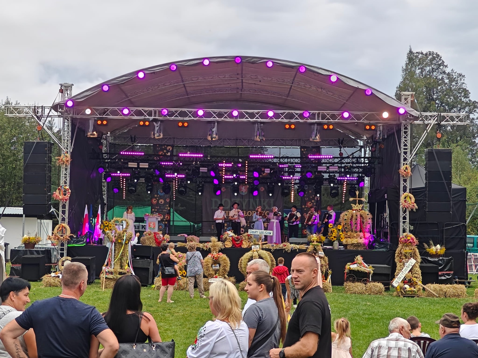 Dożynki — koncert na scenie z wieńcami dożynkowymi