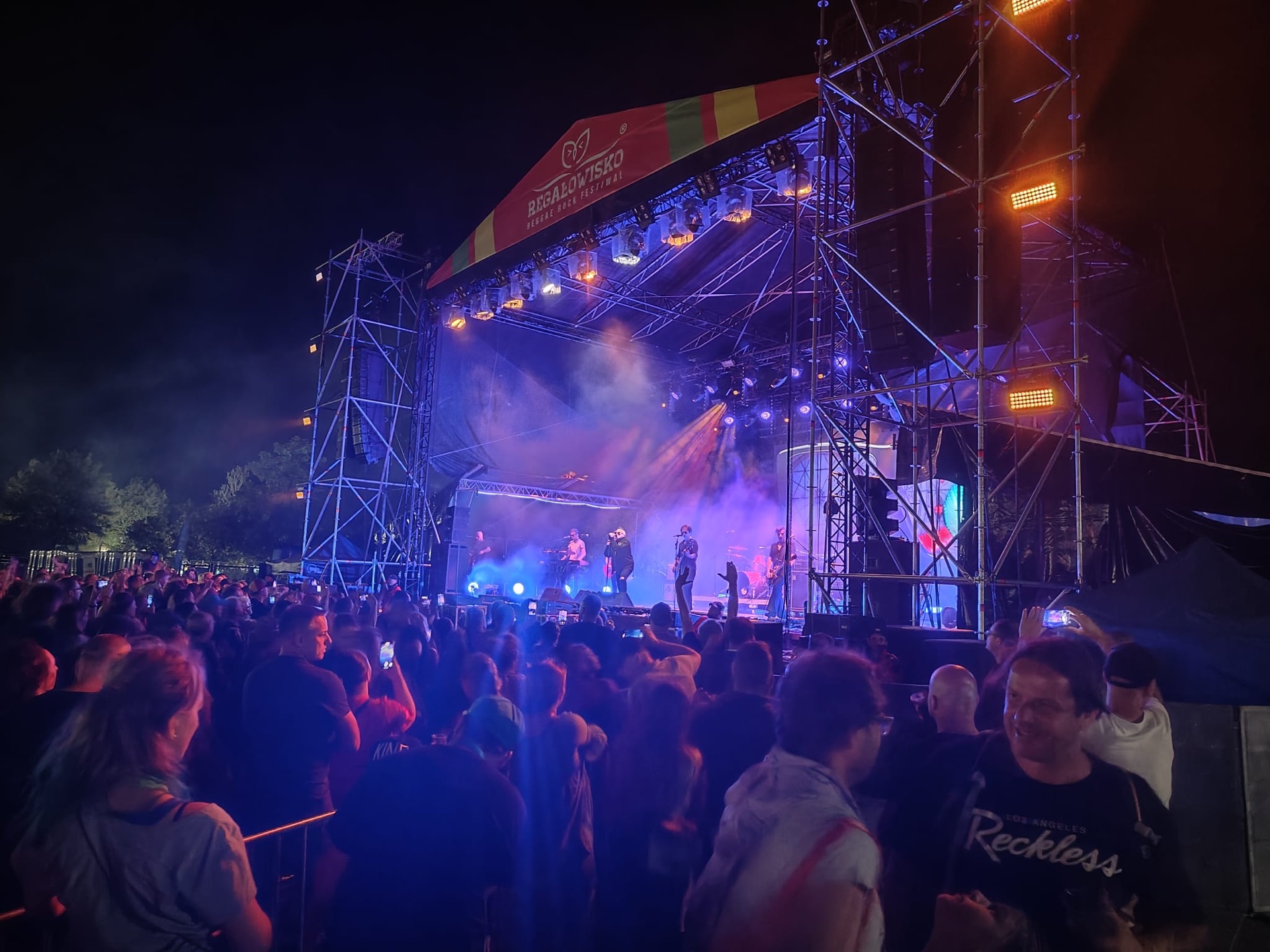 Festiwal rockowy nocą — pełna publiczność