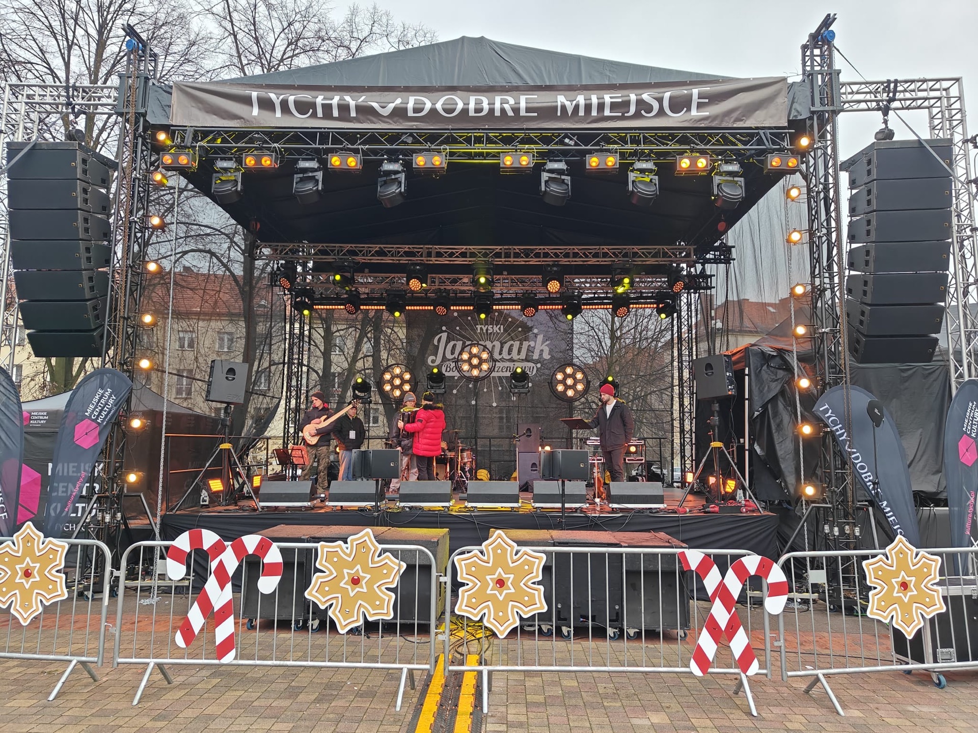 Jarmark Bożonarodzeniowy Tychy — scena z koncertem (dzień)