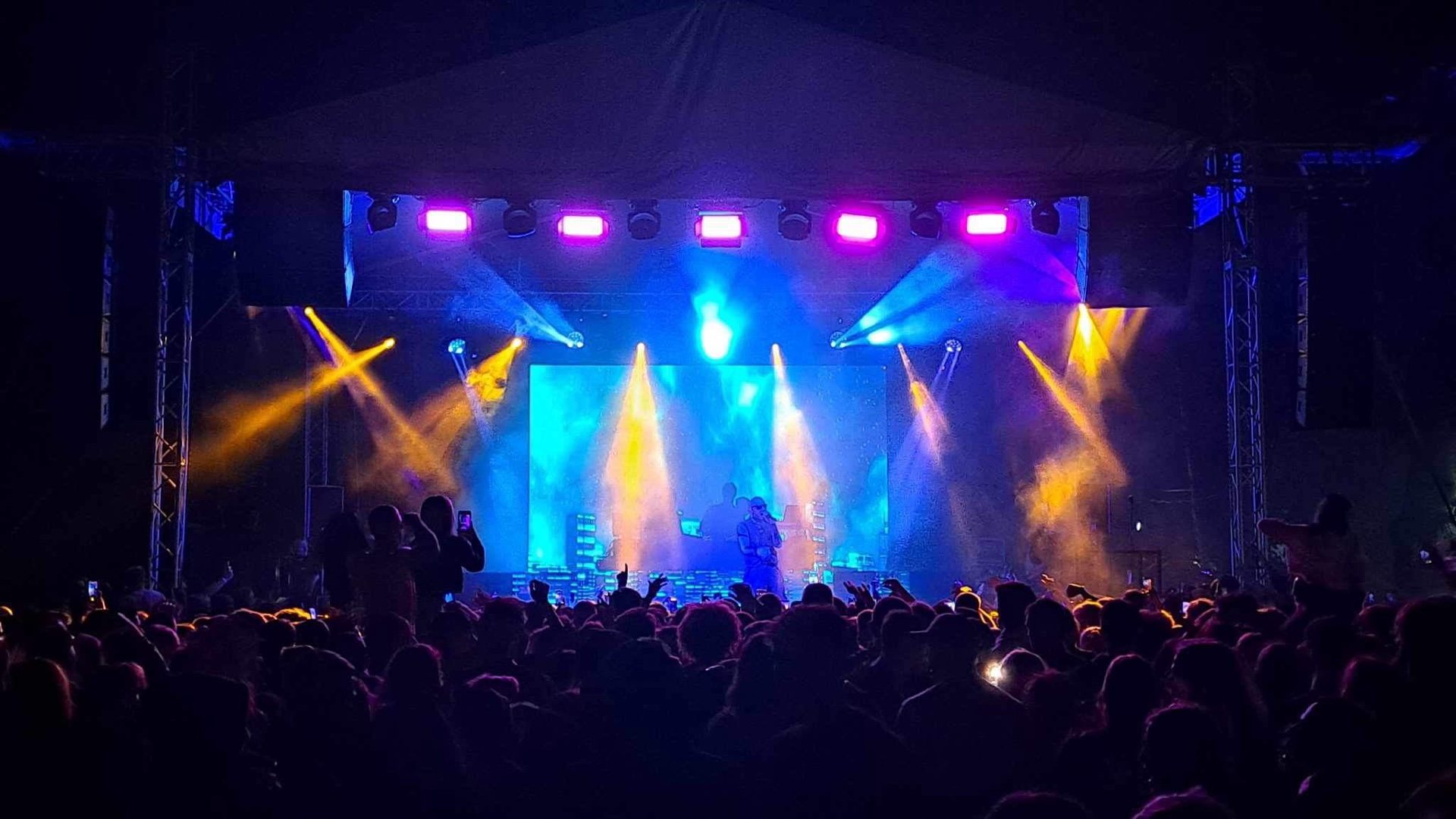 Koncert plenerowy na festynie miejskim — nagłośnienie i oświetlenie estradowe