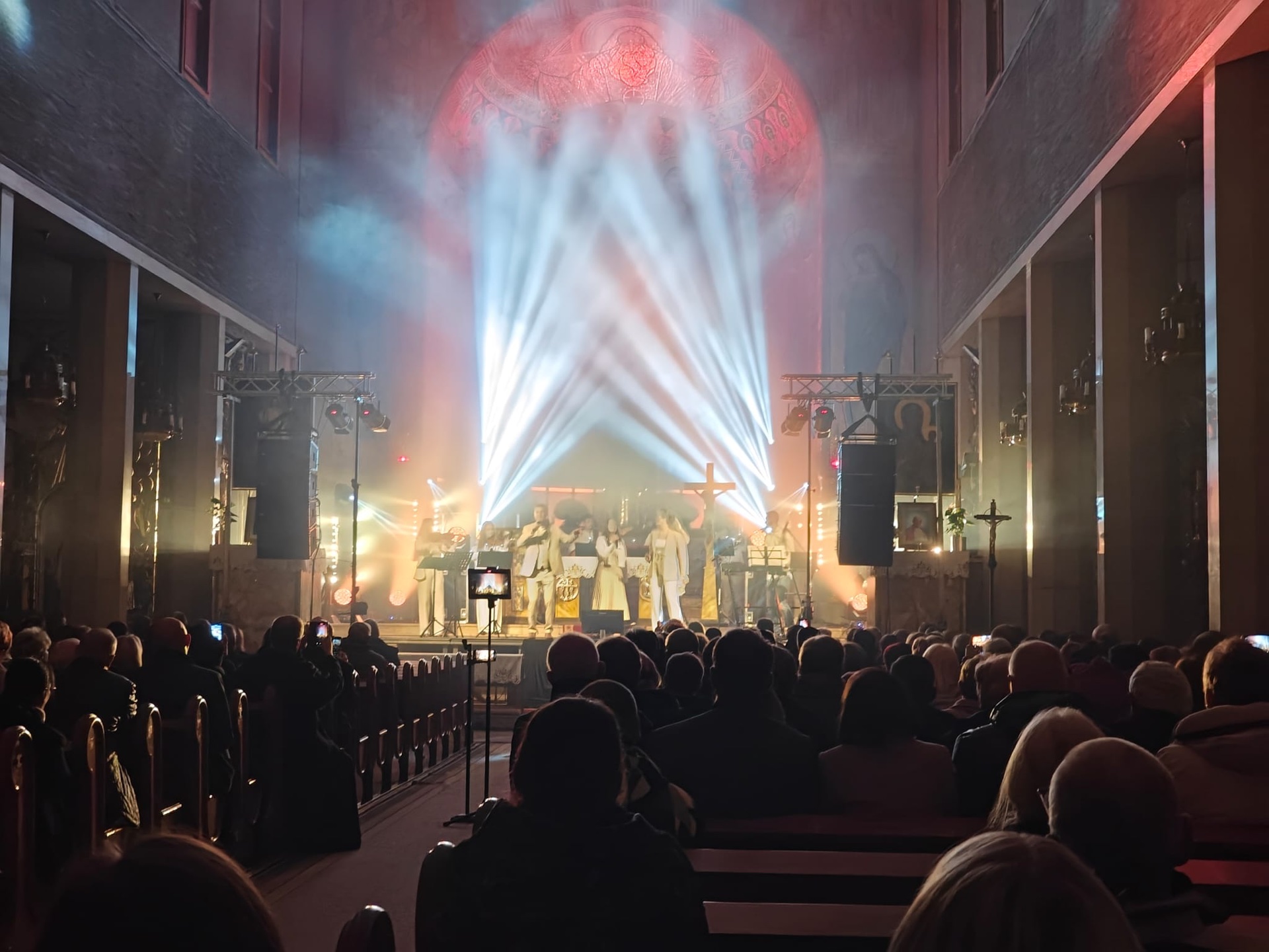 Koncert sakralny z chórem i pokazem beams