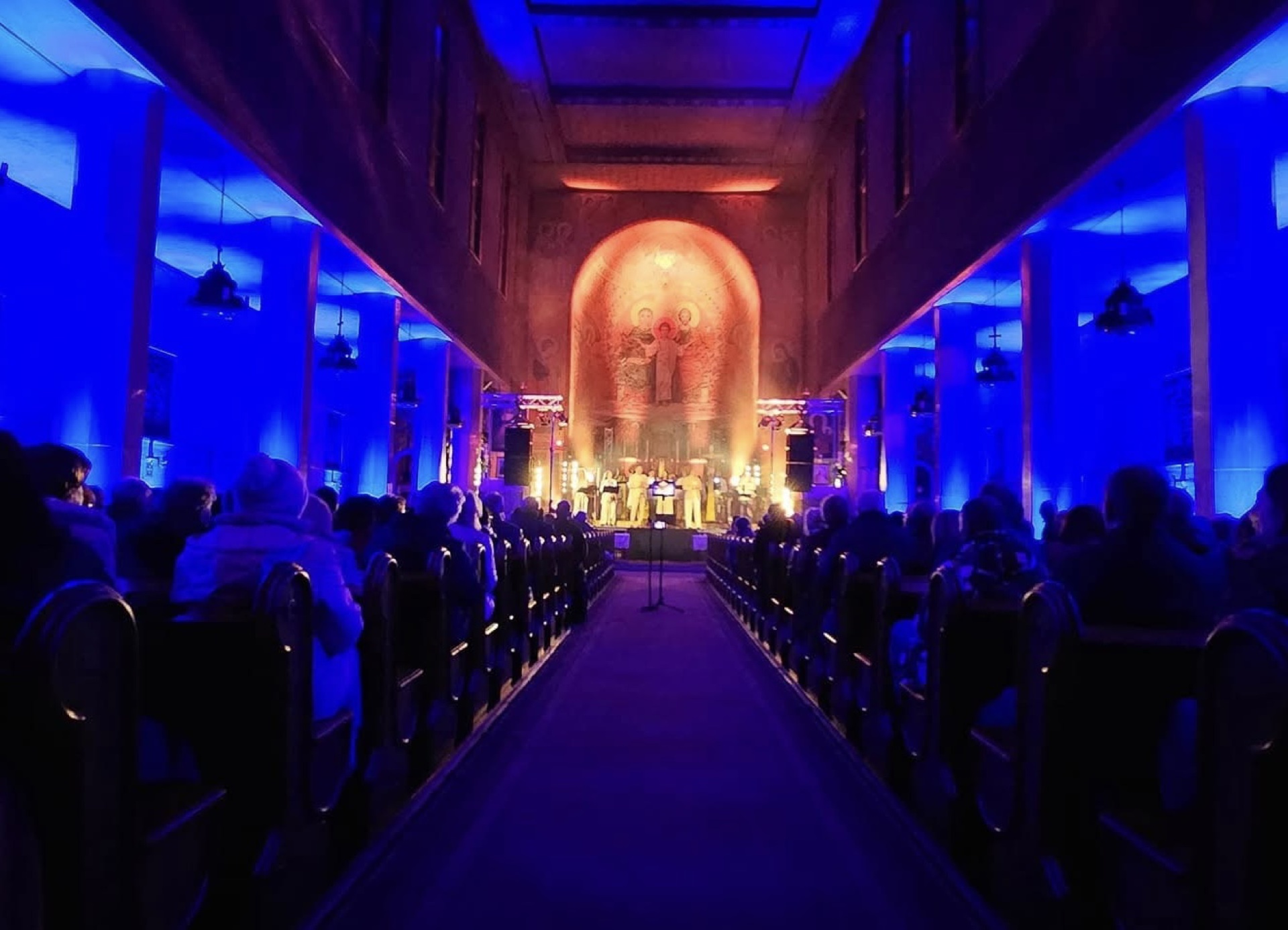 Koncert sakralny w kościele — nagłośnienie i oświetlenie liturgiczne