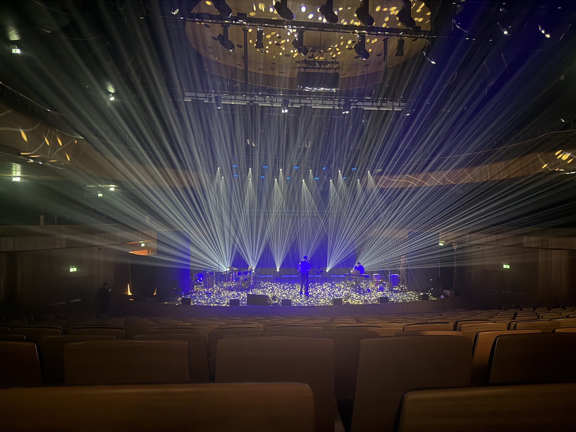 Koncert w sali koncertowej — oświetlenie estradowe z efektem beams