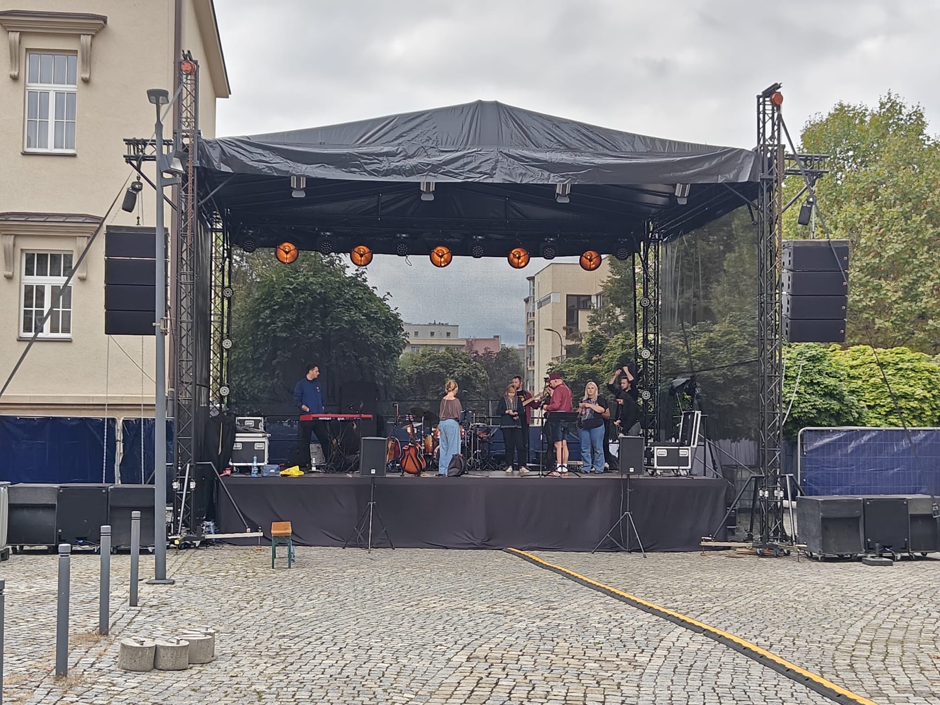 Koncert uliczny młodego zespołu — wynajem sceny mobilnej