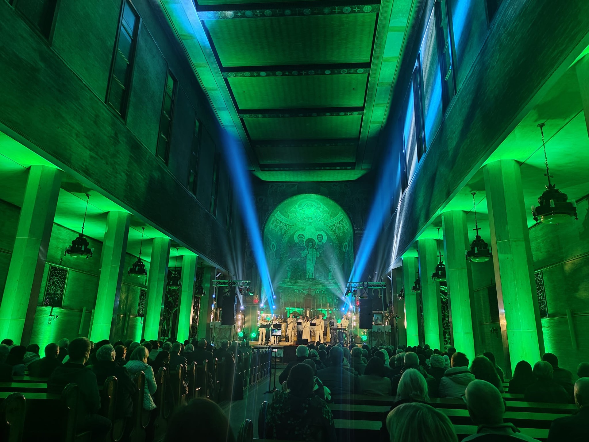 Kościół z zielonymi uplightami i niebieskimi beams