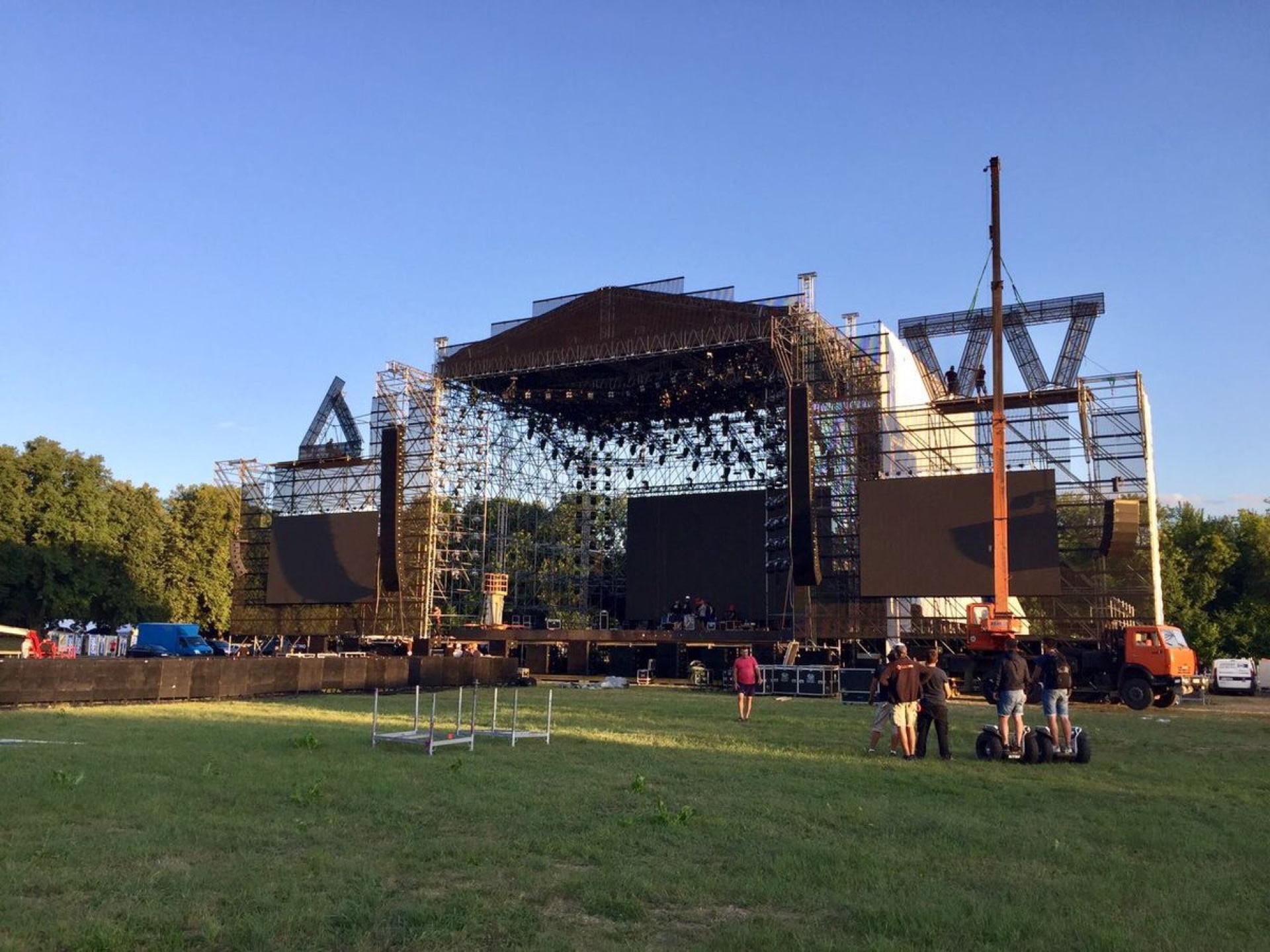 Montaż sceny festiwalowej — wynajem sceny mobilnej