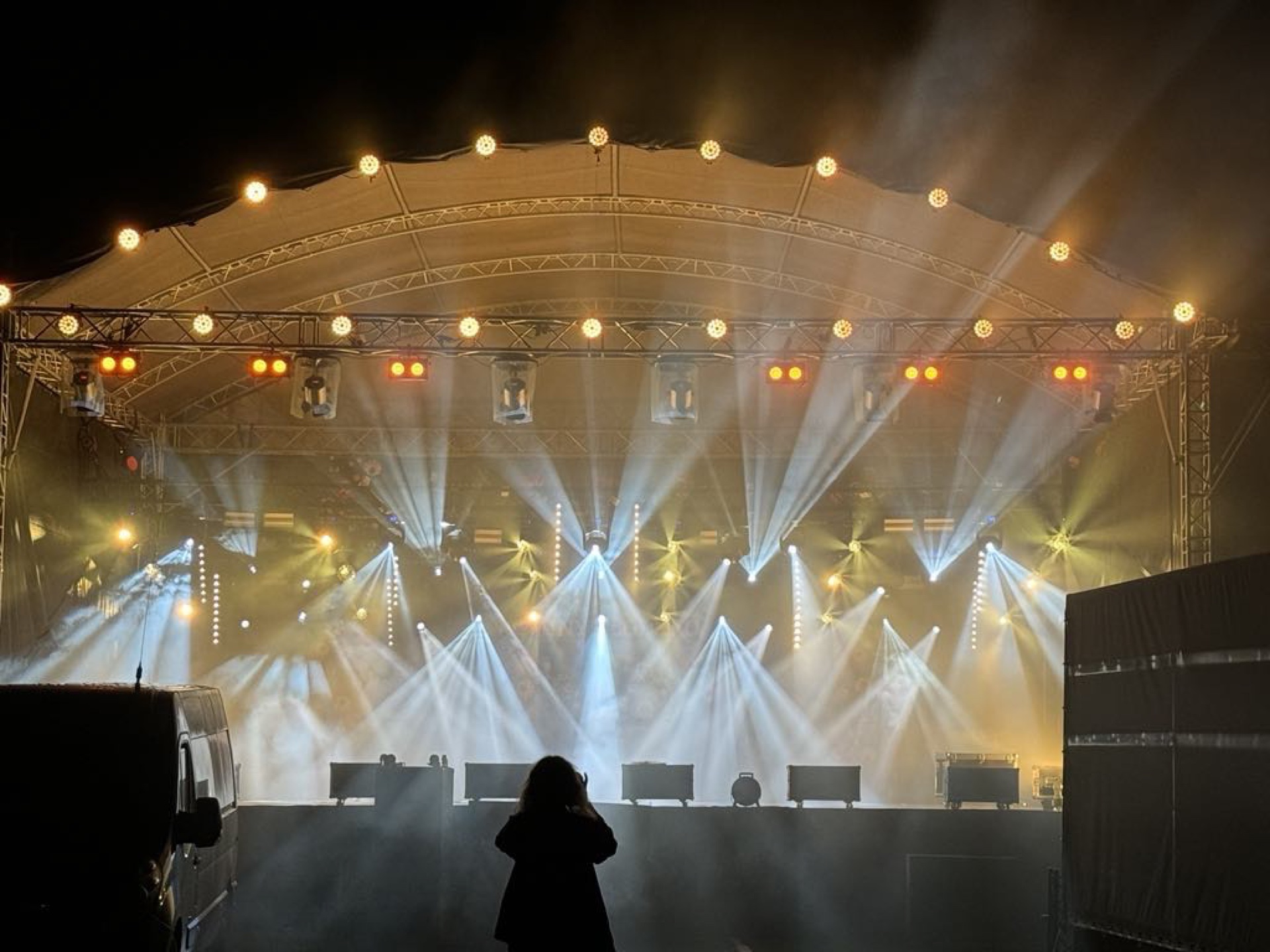 Scena plenerowa z pokazem beams — oświetlenie sceniczne RSTE