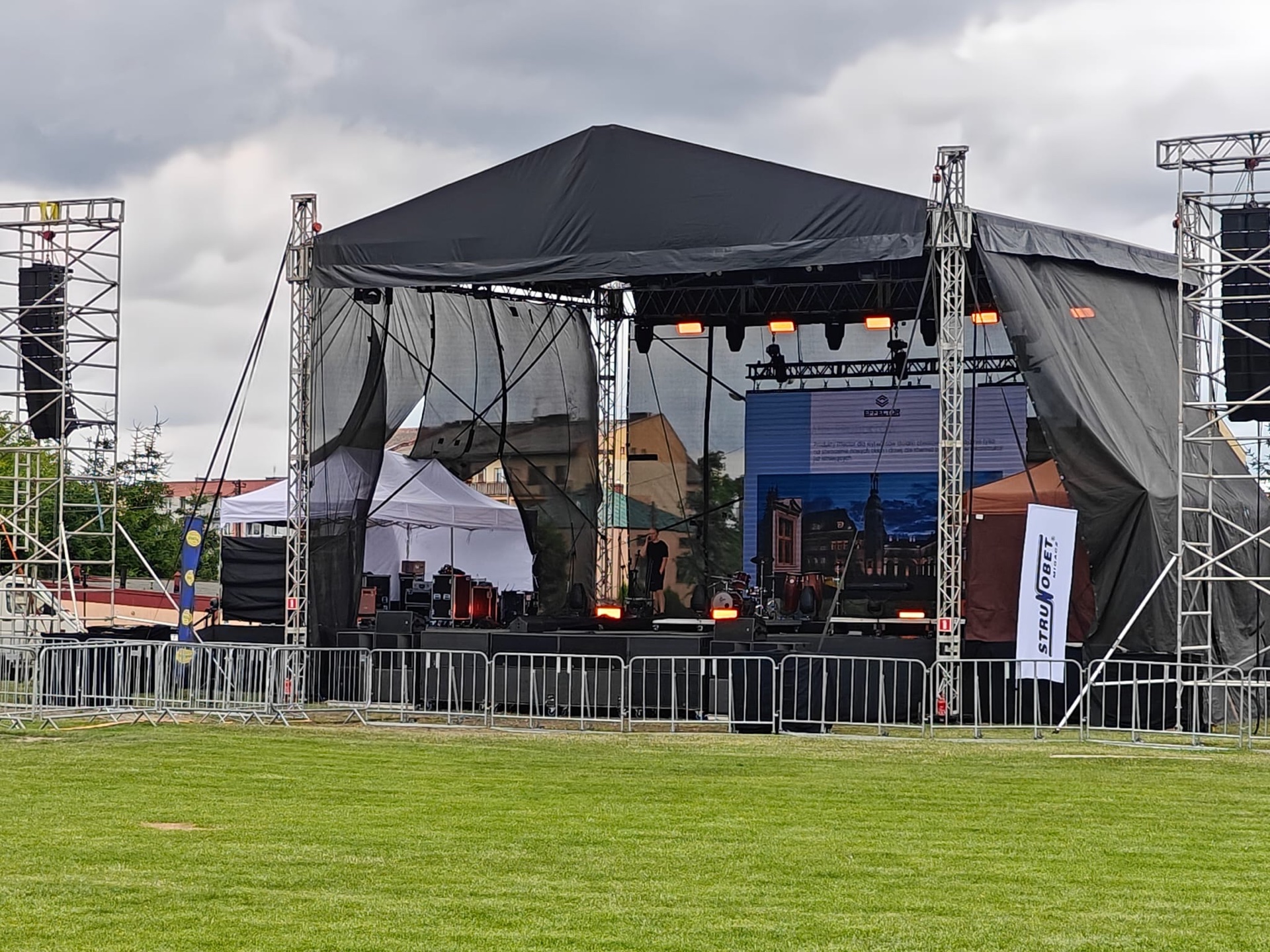 Scena plenerowa na trawie — gotowy setup