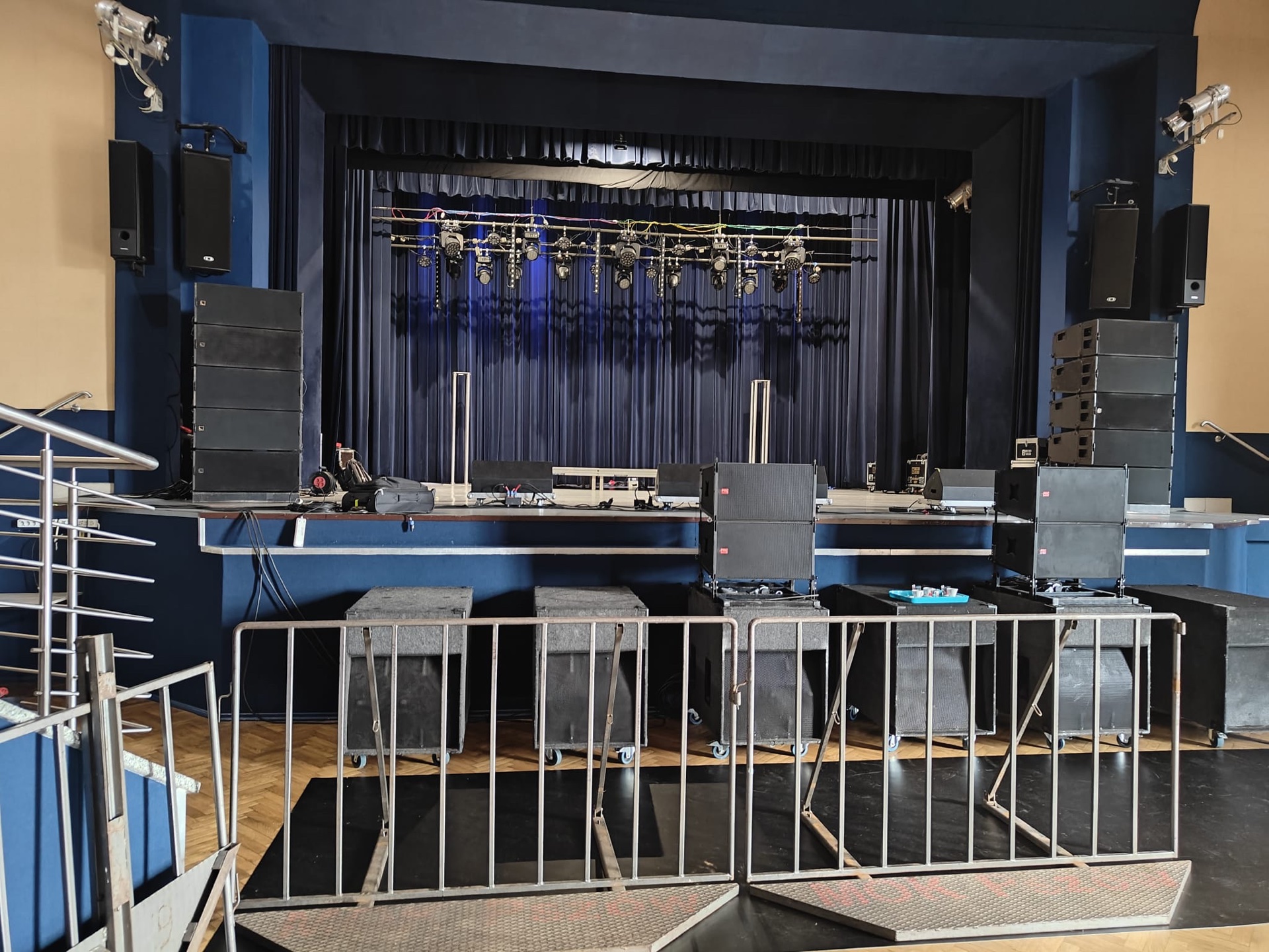 Setup sceny teatralnej z niebieską kurtyną